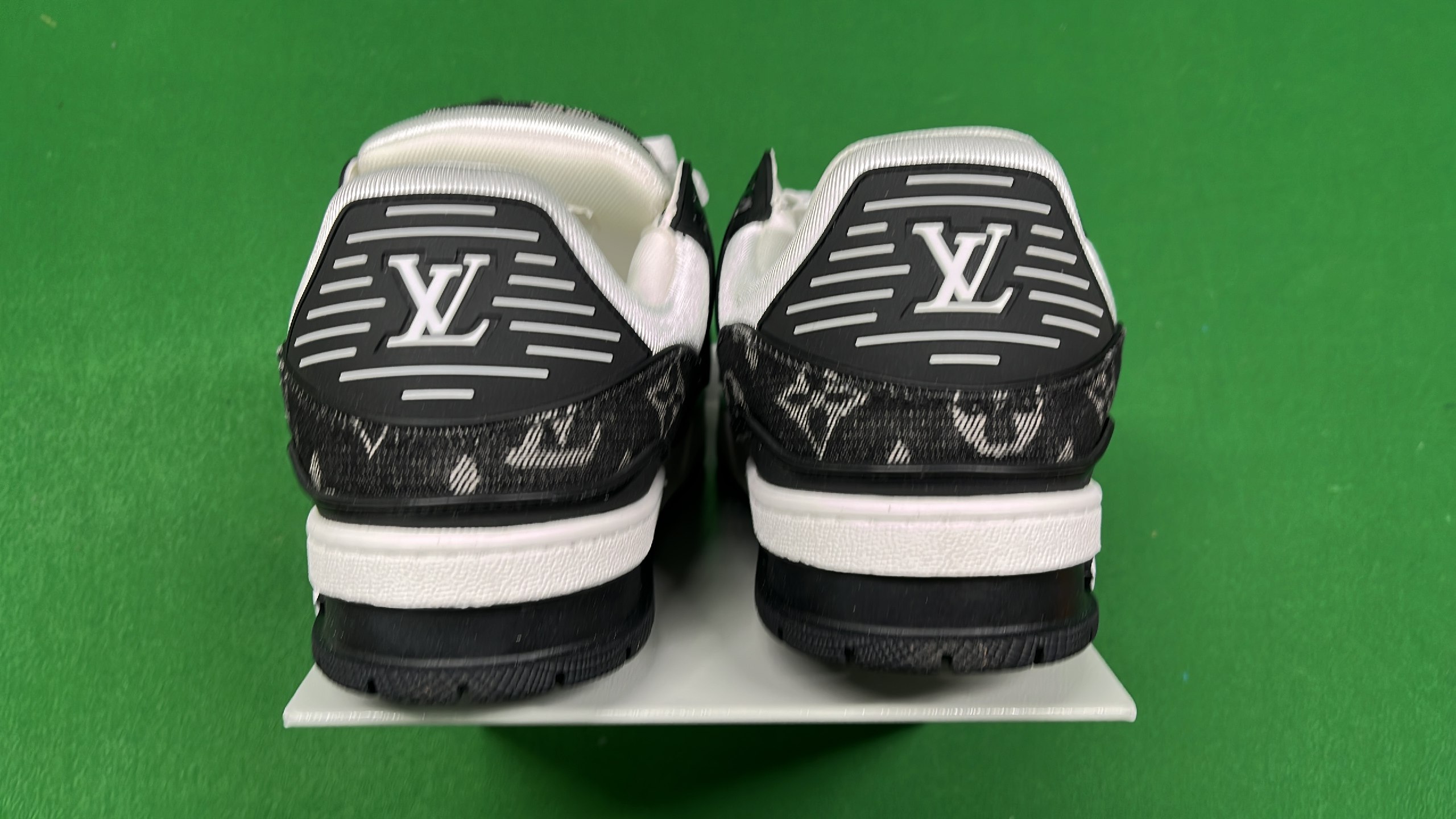 ouis Vuitton White and Black Low-Top Sneakers -4